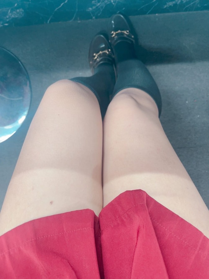 今日は赤スカート！