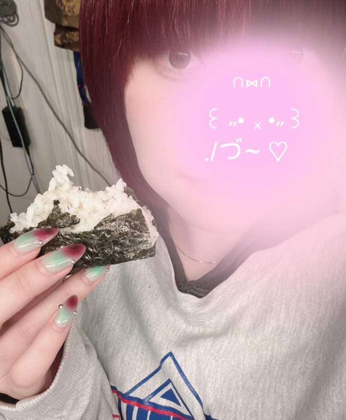 ツナマヨおにぎり食べてるのと、おにゅーの古着お気に入りです！コンビニのおにぎり高すぎるのでもう買いません